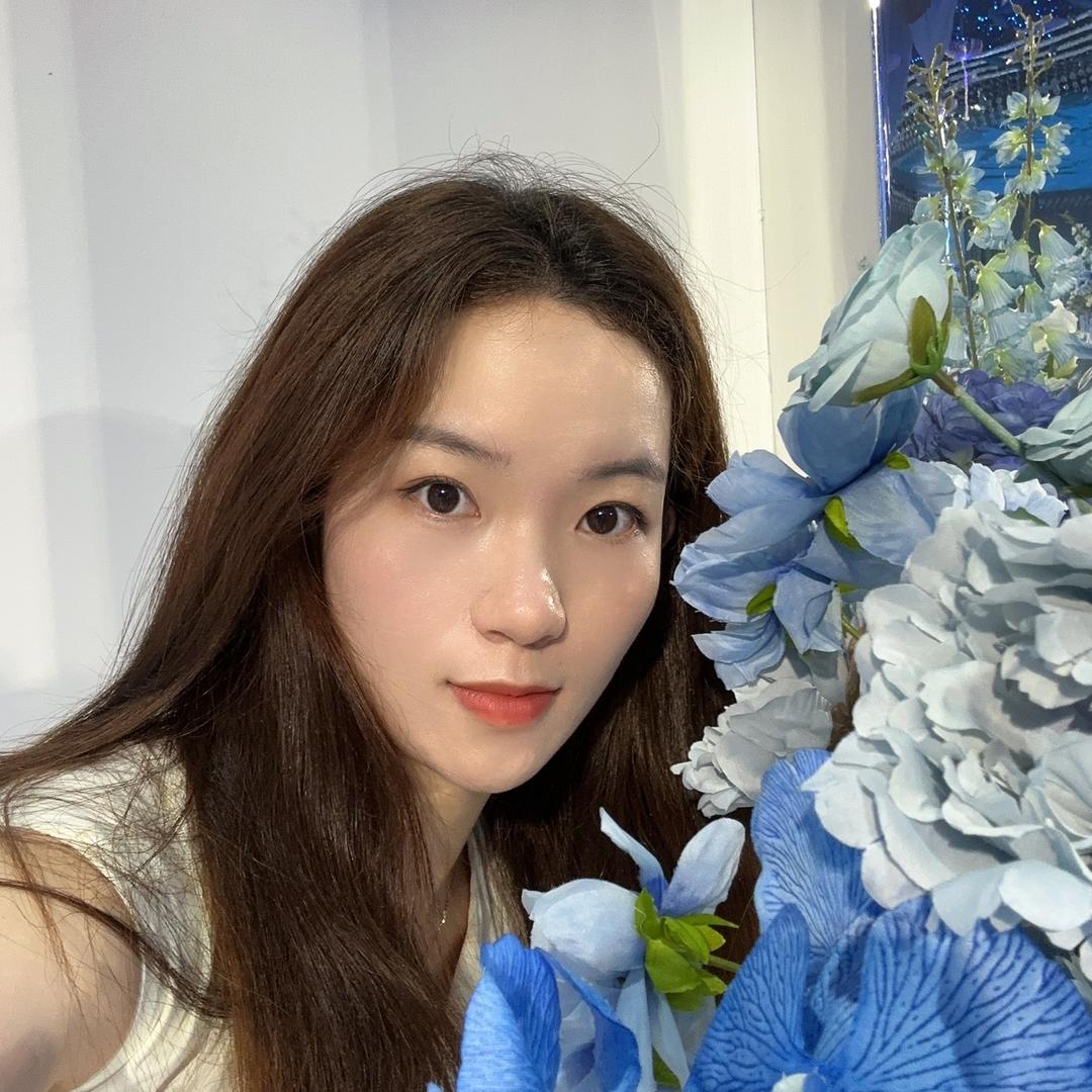 是露露吖 。