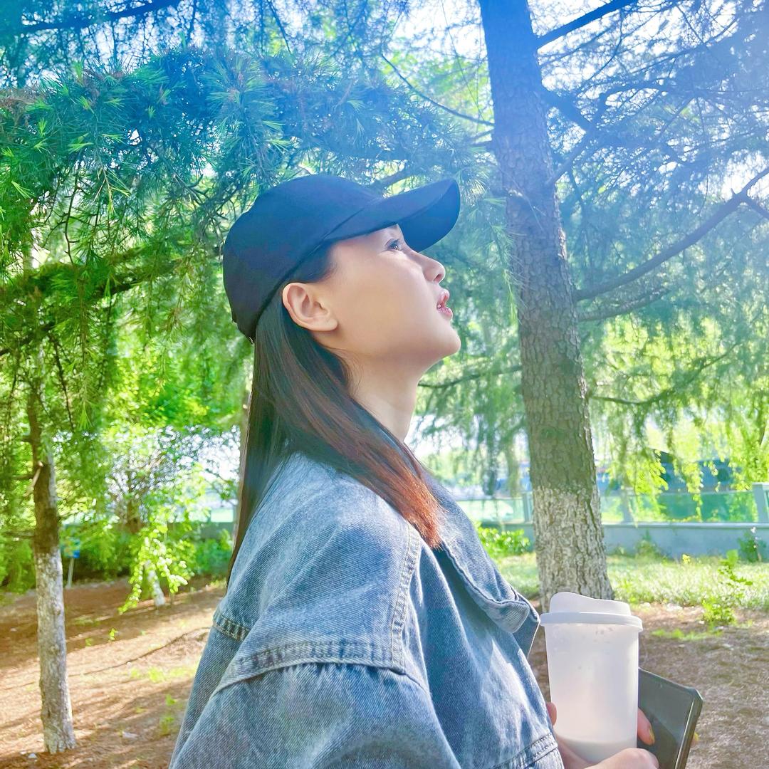 尹两三