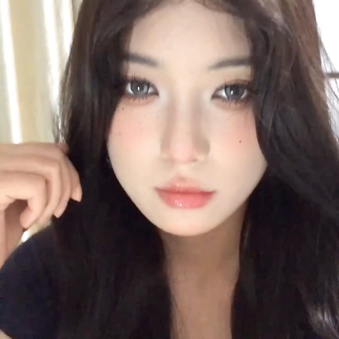 小良月子（橱窗方圆脸好物分享）