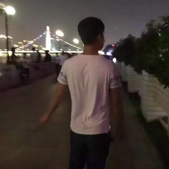 开半挂的穷小子😊