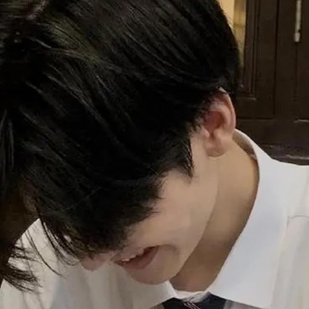 霓虹灯下的少年