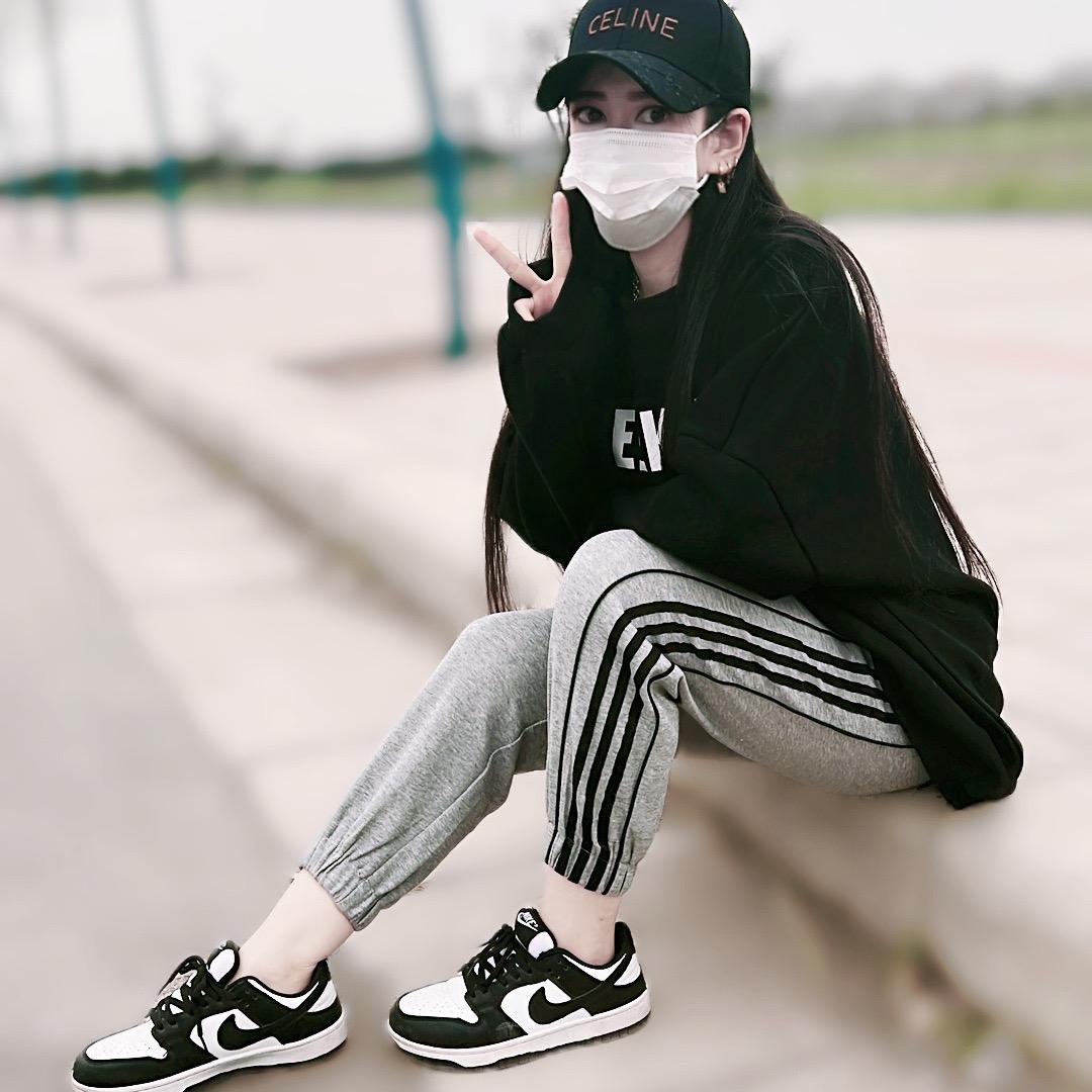殷素素。