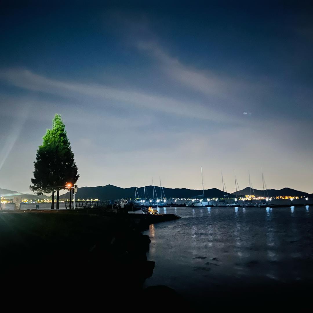 不晚‵′
