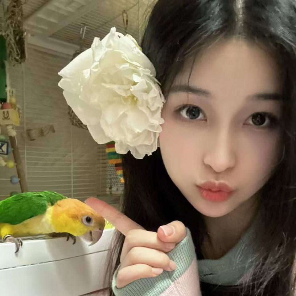 依依小美女☁️