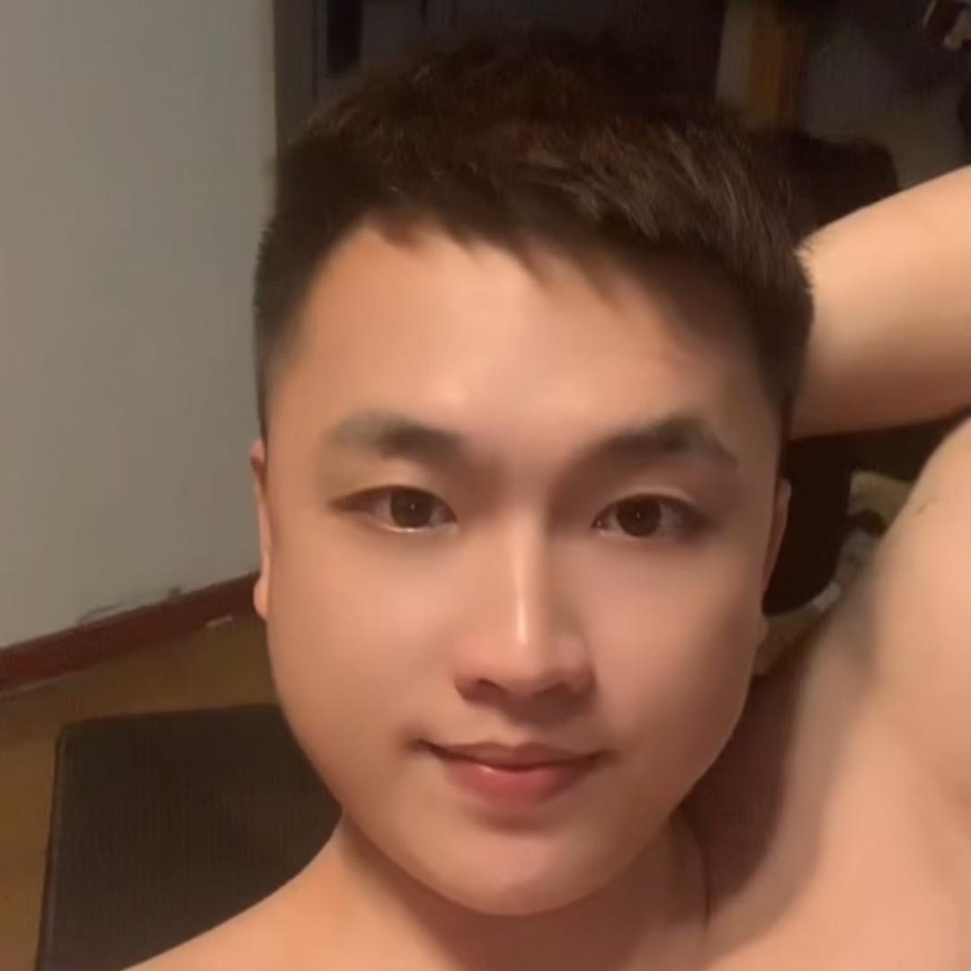 就叫小何