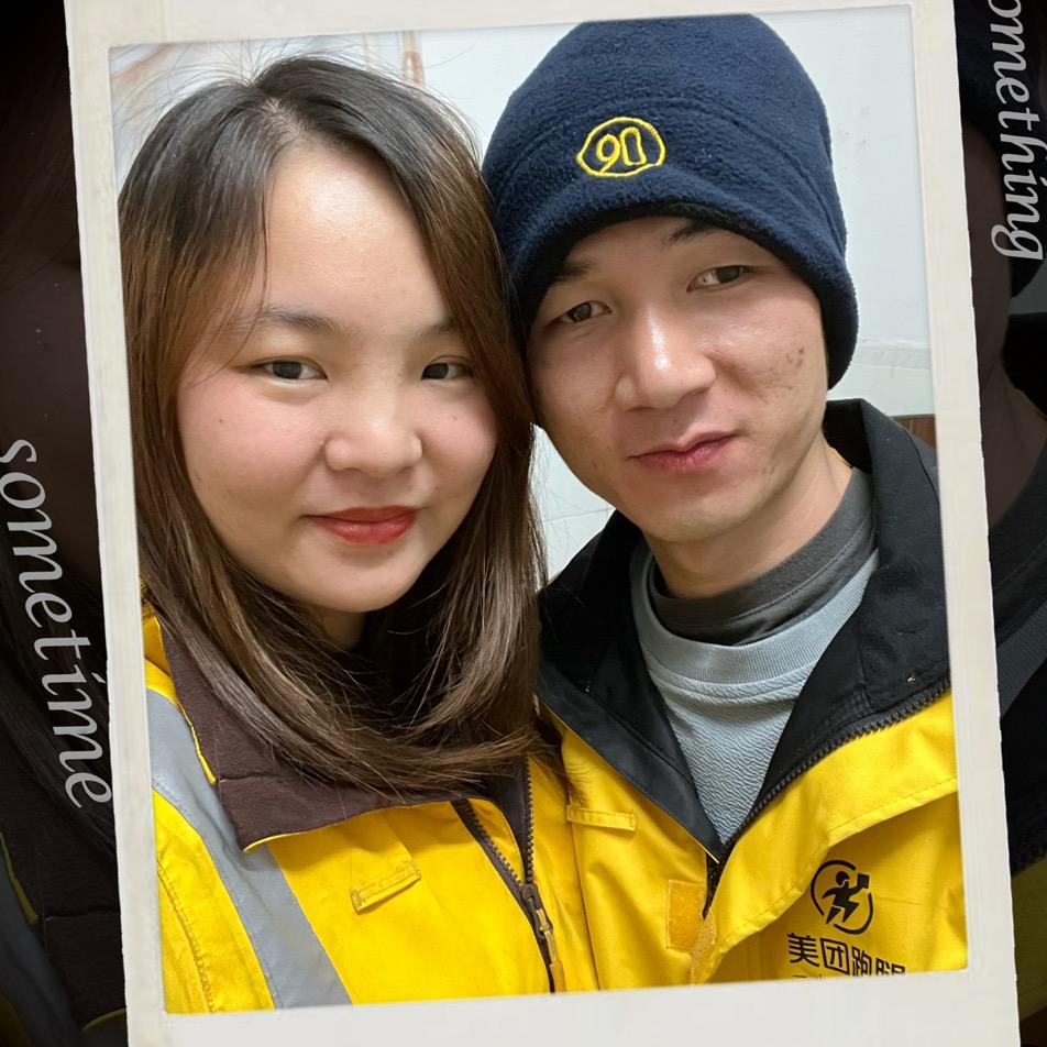 轻松哥夫妇电动车