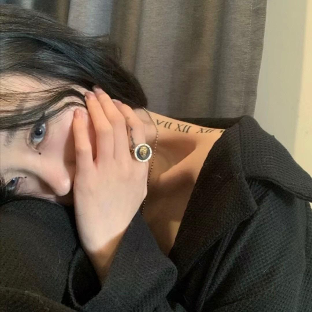 ⌇