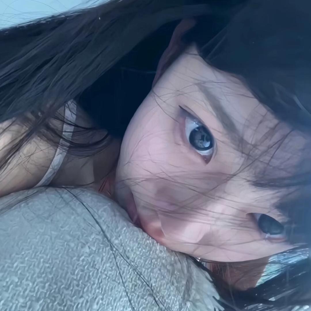 913