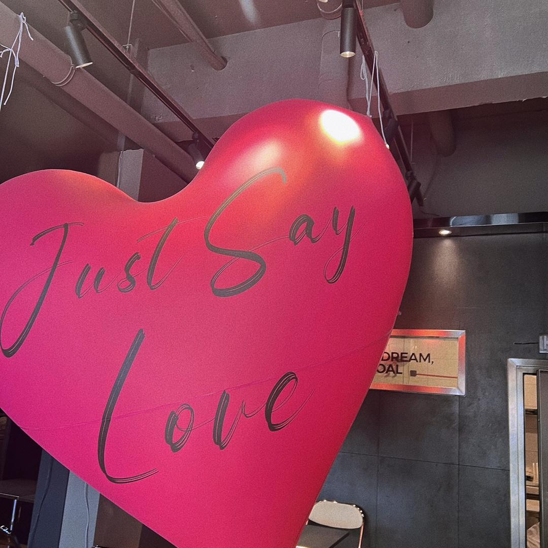 吐泡泡的小丑鱼