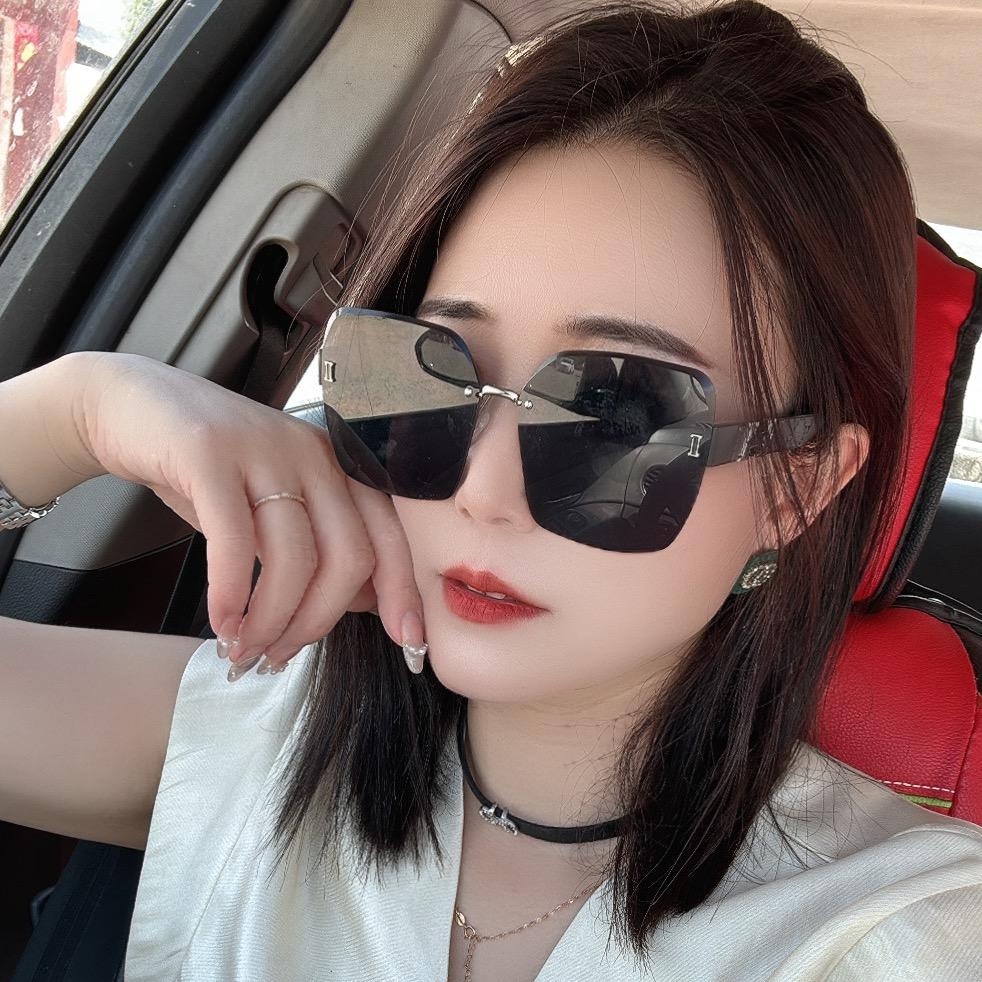 叼着奶瓶逛酒吧