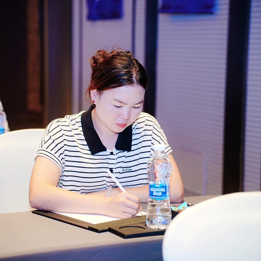 爱喝牛奶的小姐姐