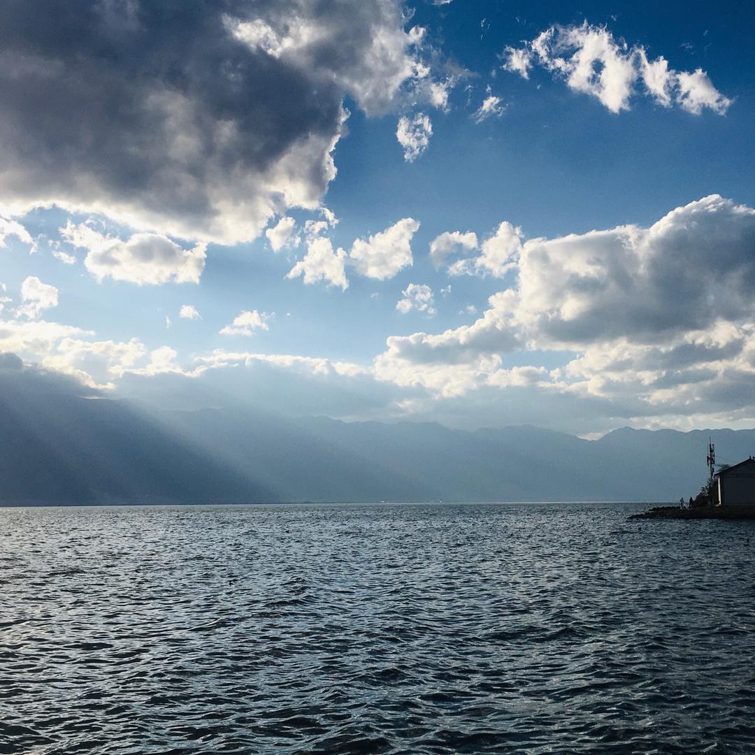 主业躺平副业写小说