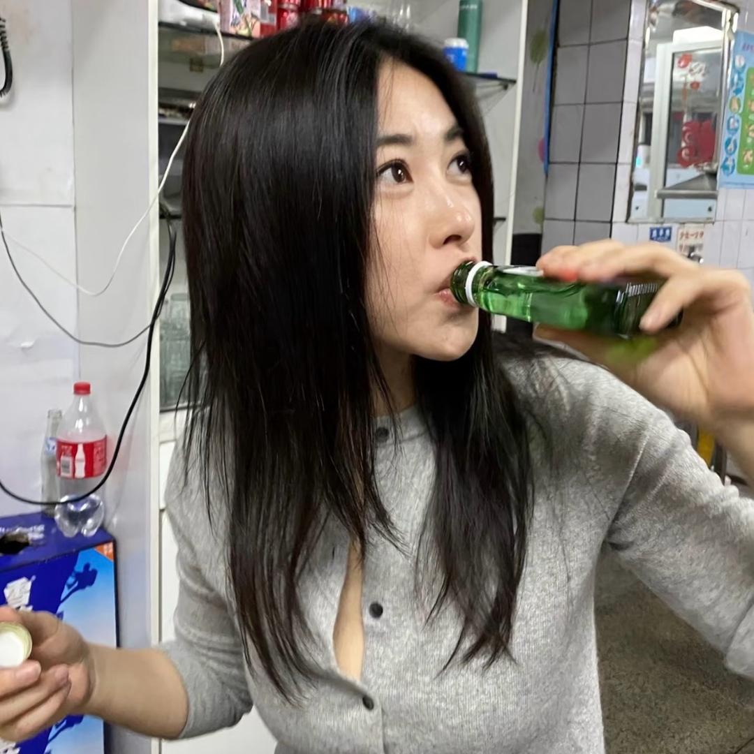 青