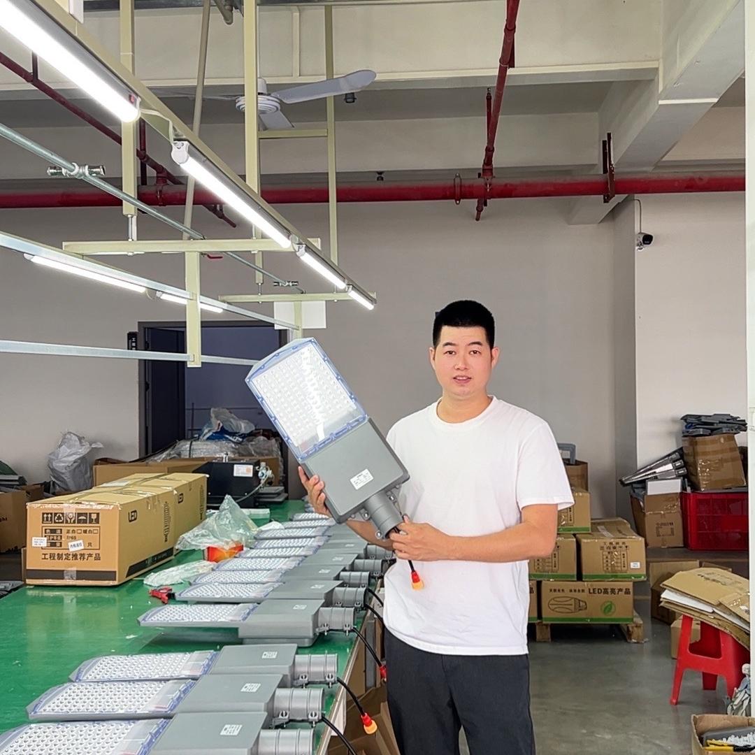 路灯明哥-路鸣照明专注生产太阳能照明厂家