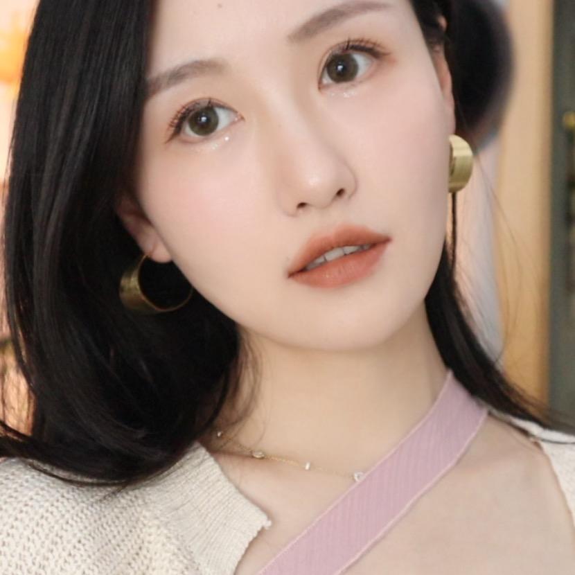 娜娜有个小虎牙