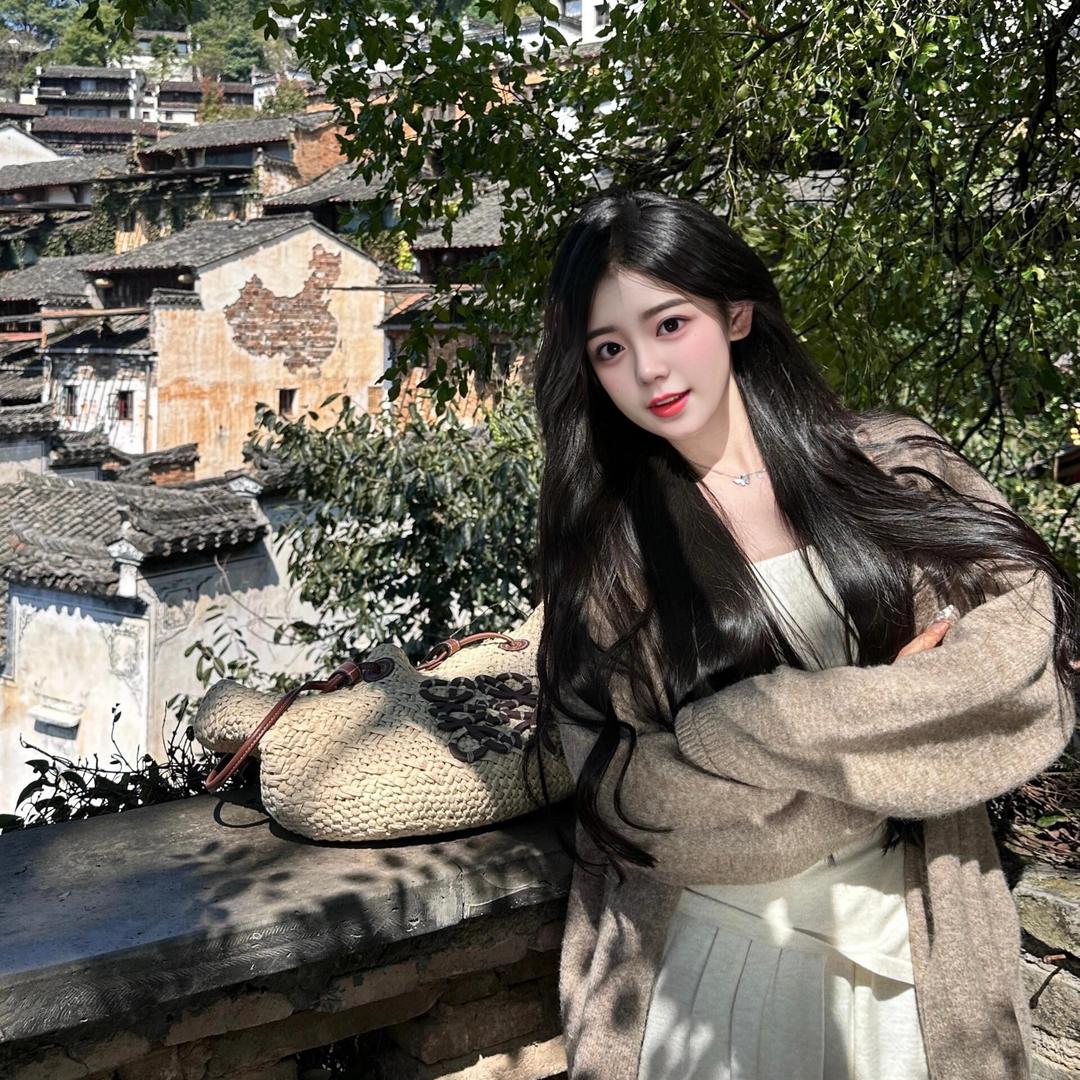 对方正在长头发…