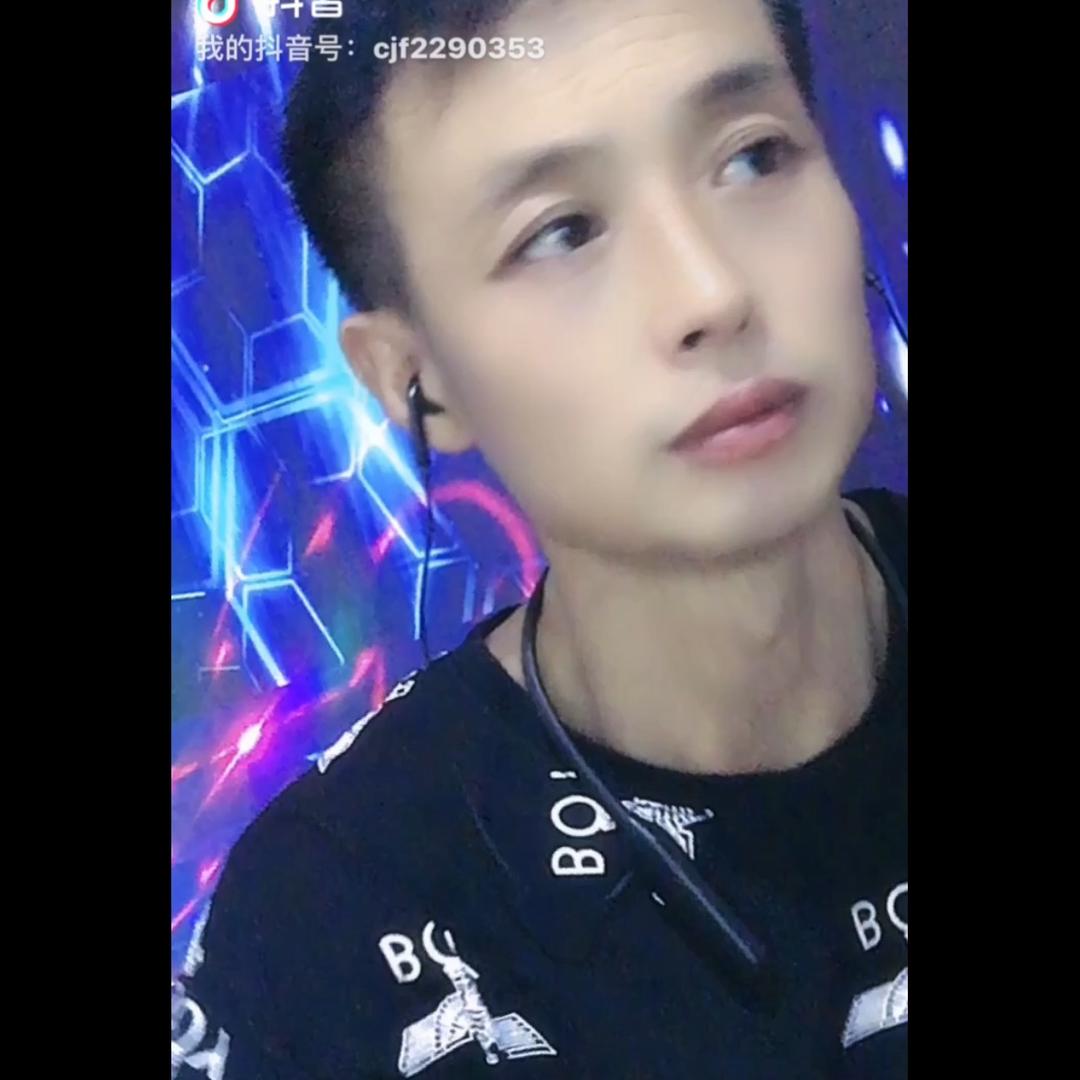 建锋爱唱歌