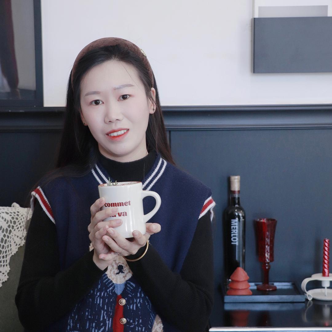 教美术的小莹老师