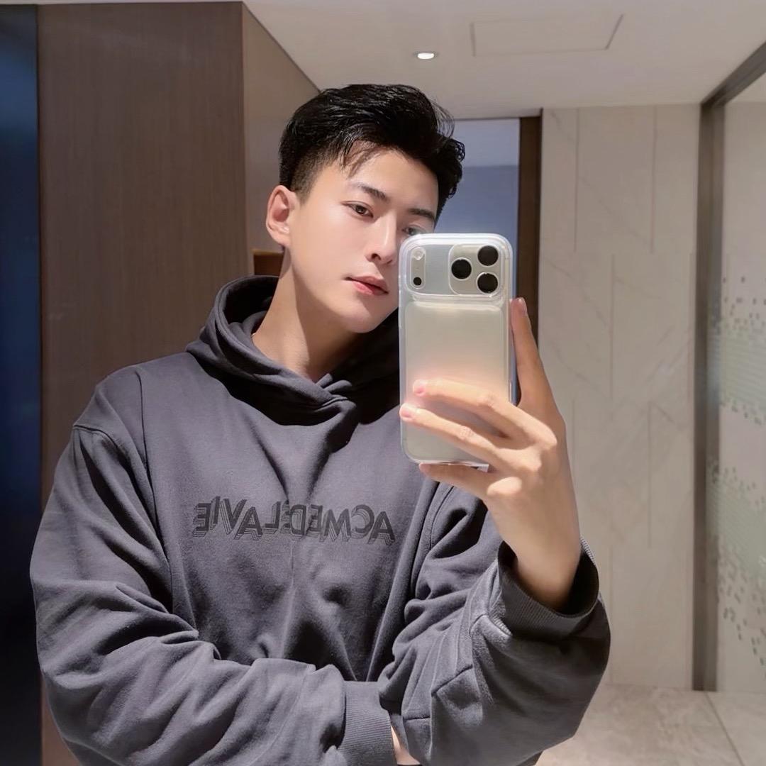 李佳航🪐³²⁷