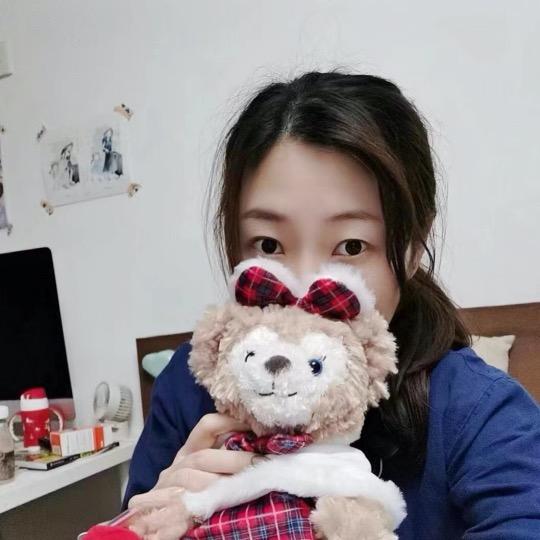 陈夜心在做手工