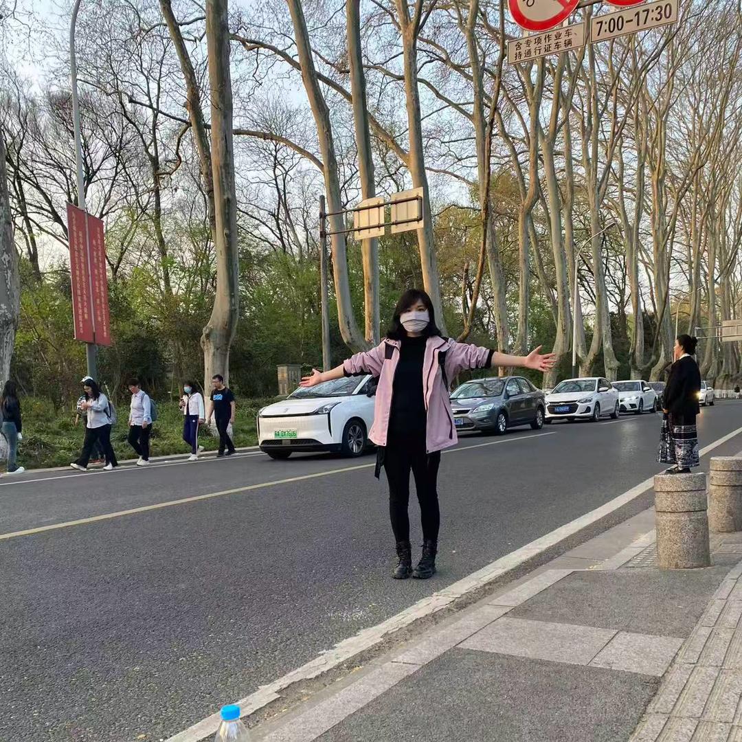 爱玩的霞姐