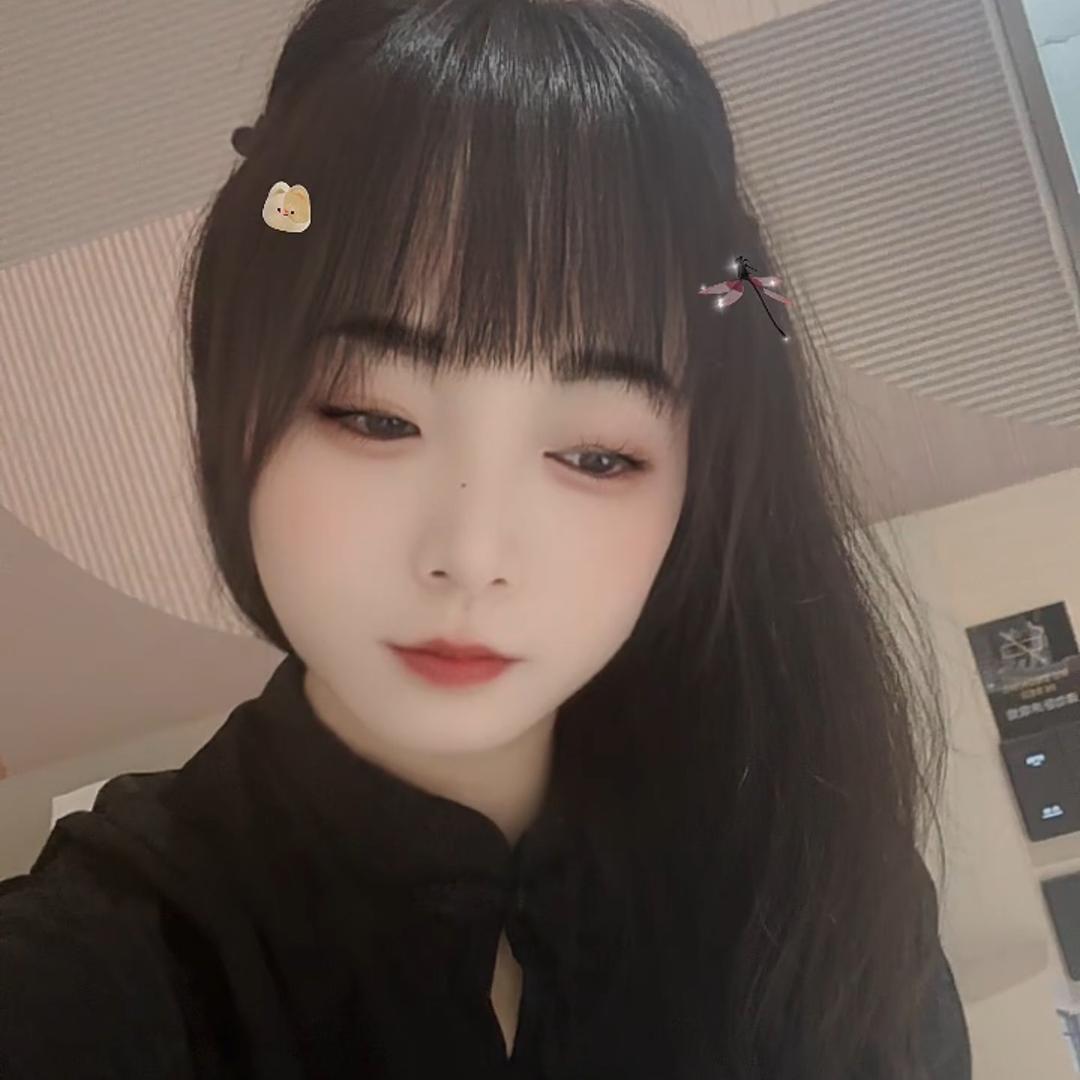 何   三三