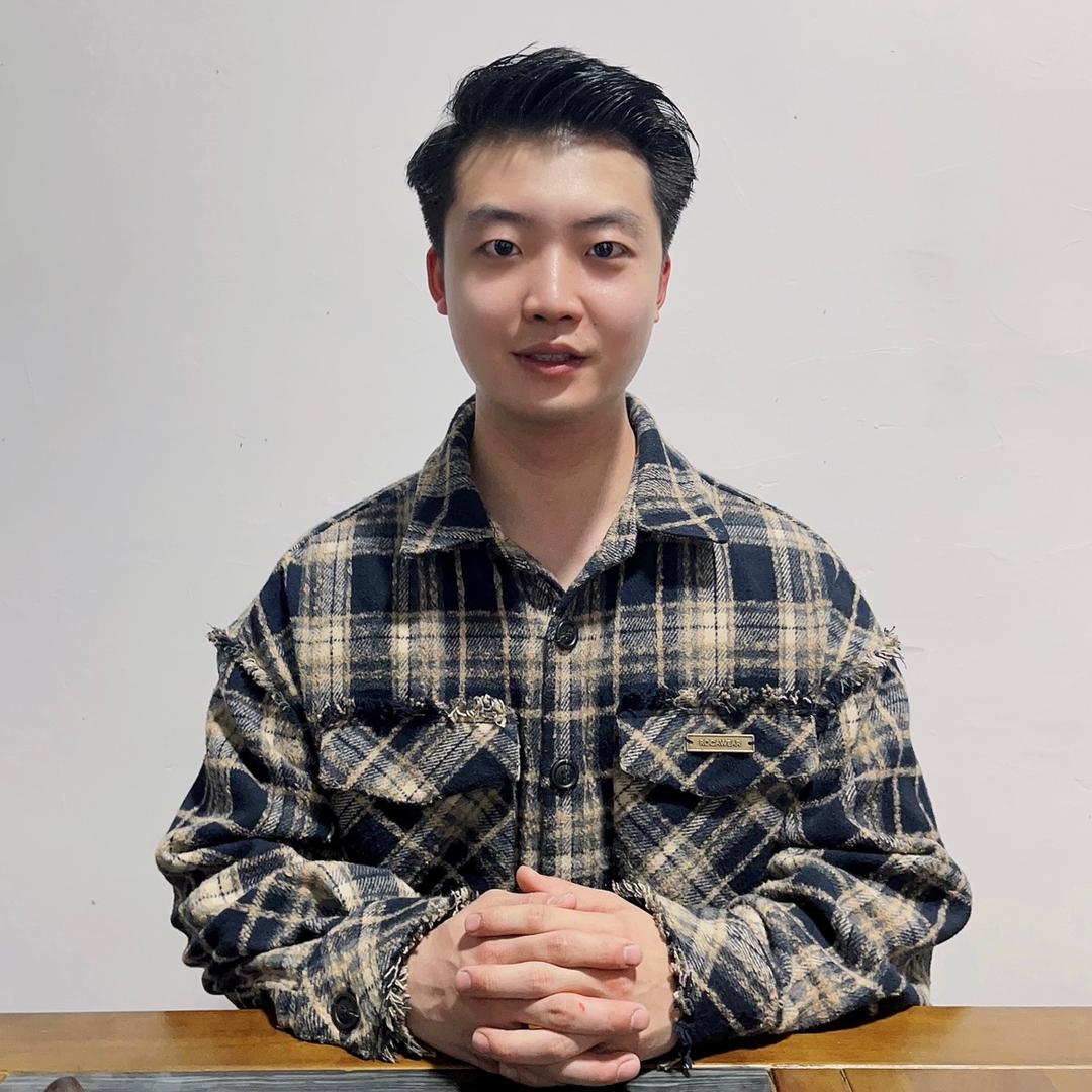 认真做纸箱的小黄