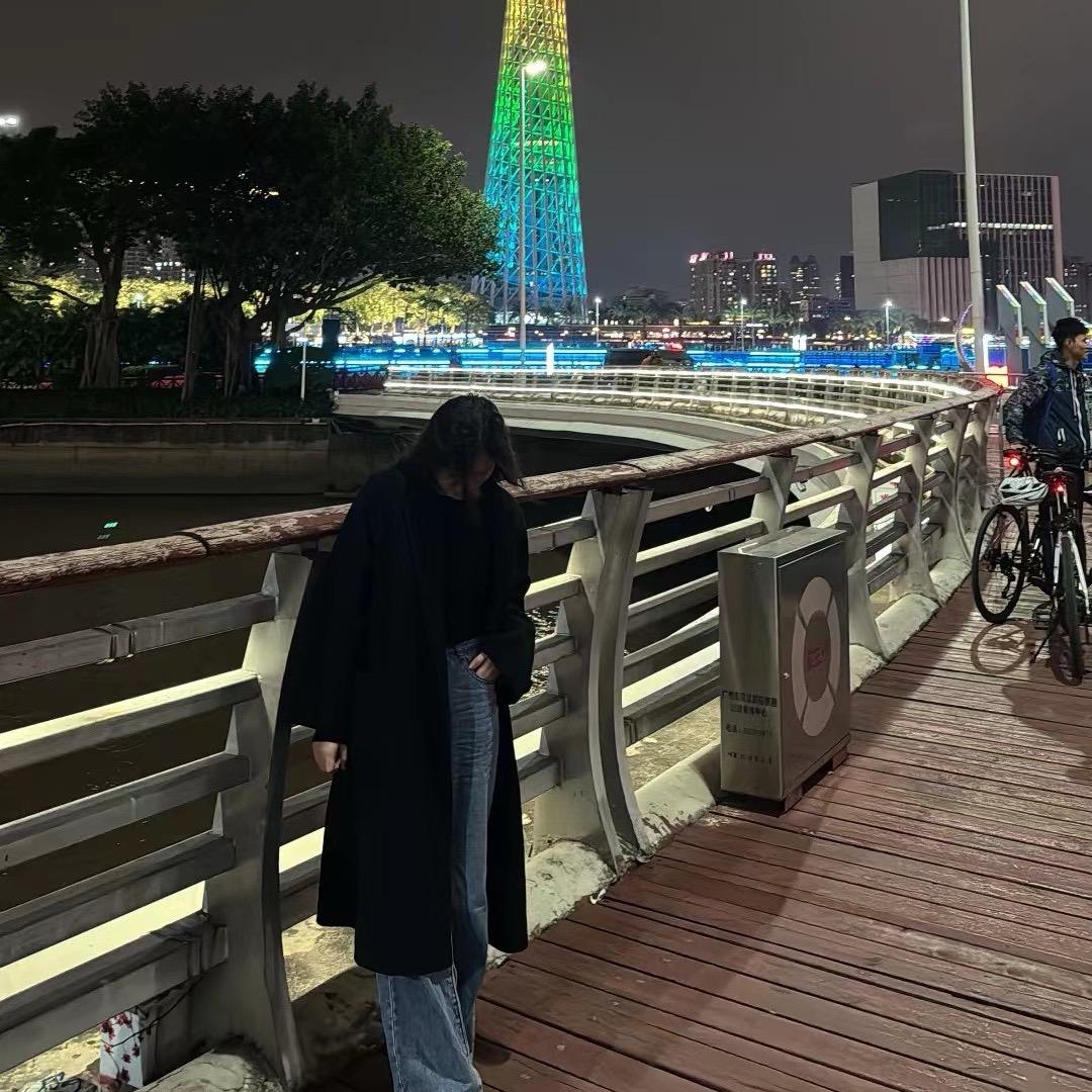 想躺腹肌上