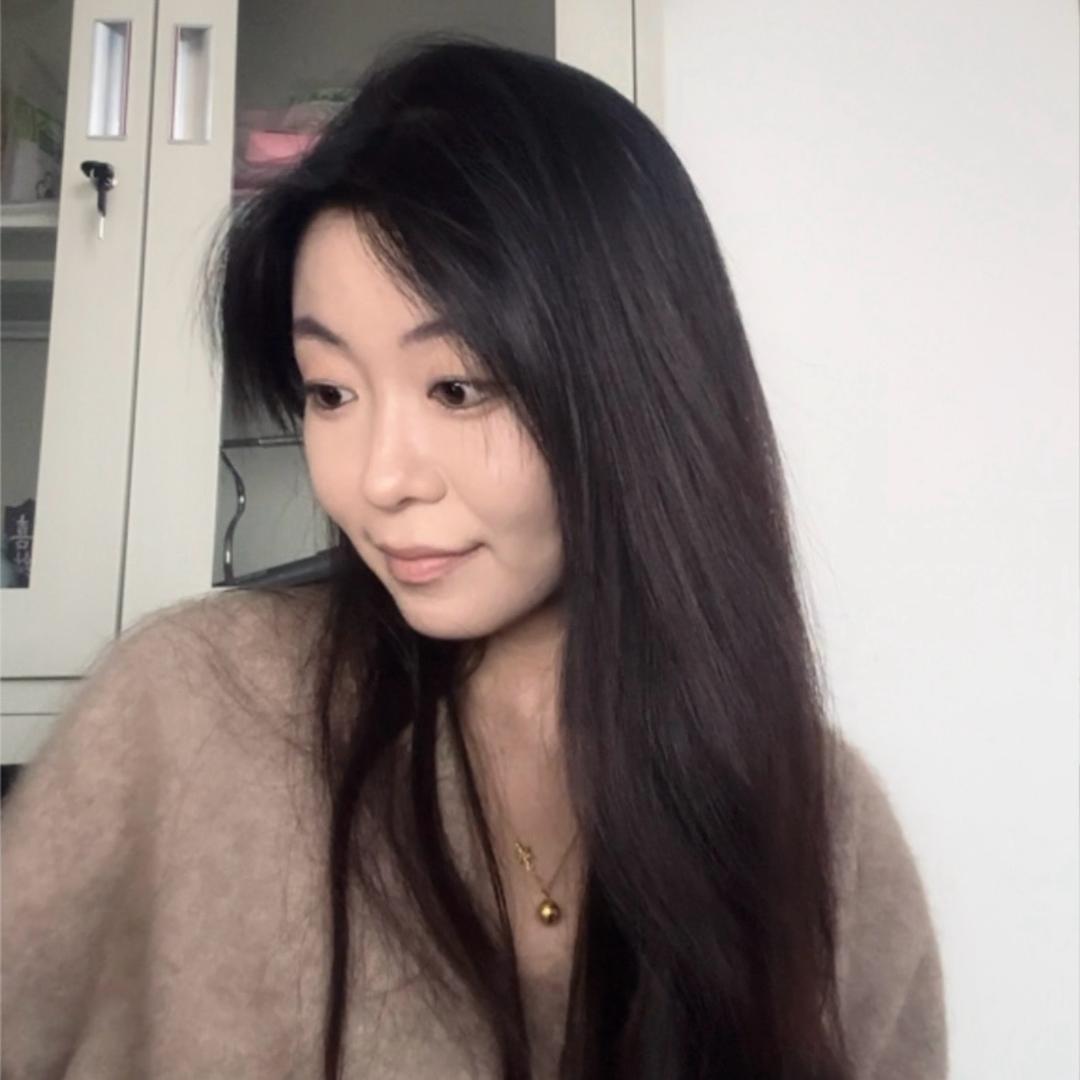 骑电动车载帅哥