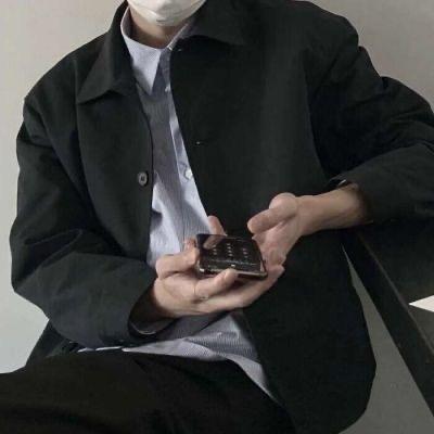 深夜灯光下的身影