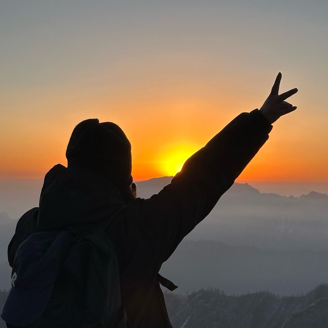 对方正在长头发..