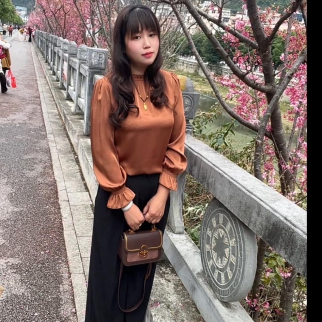 卖珠宝小姐姐