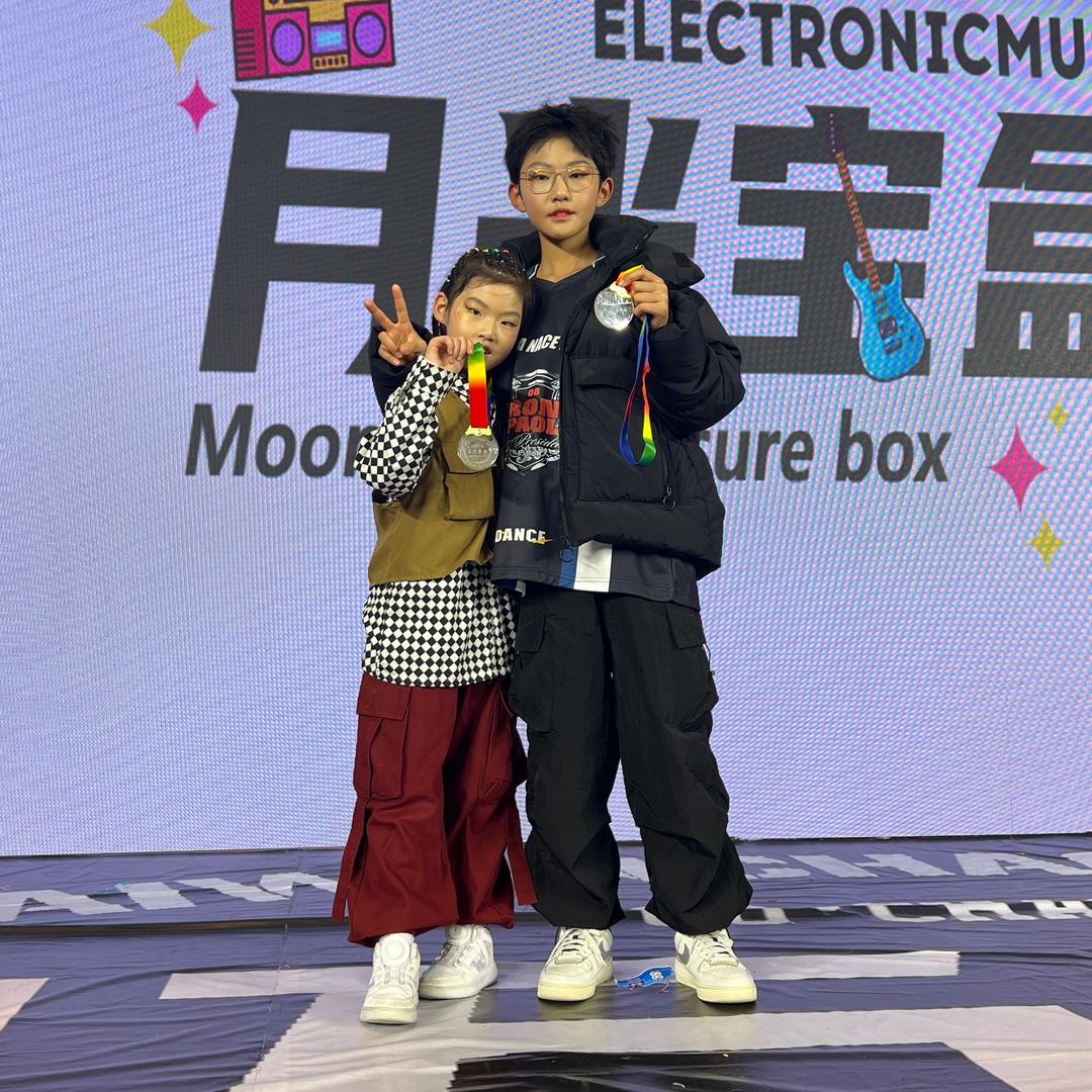 爱跳舞的张同学