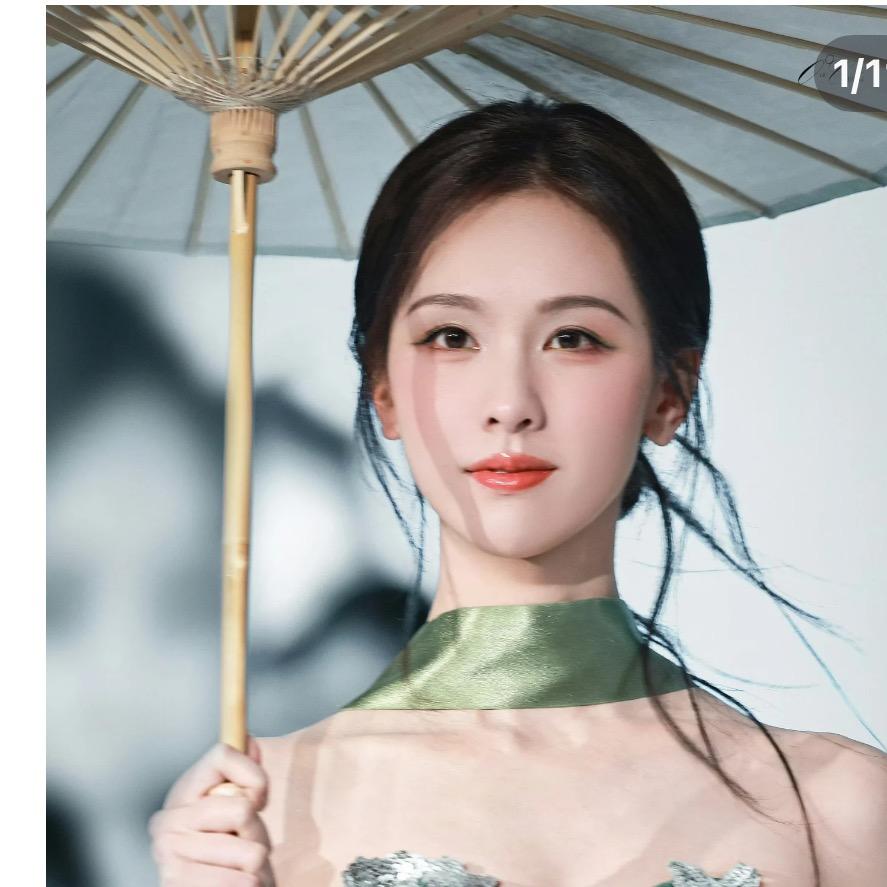 一袭红衣魅容煌