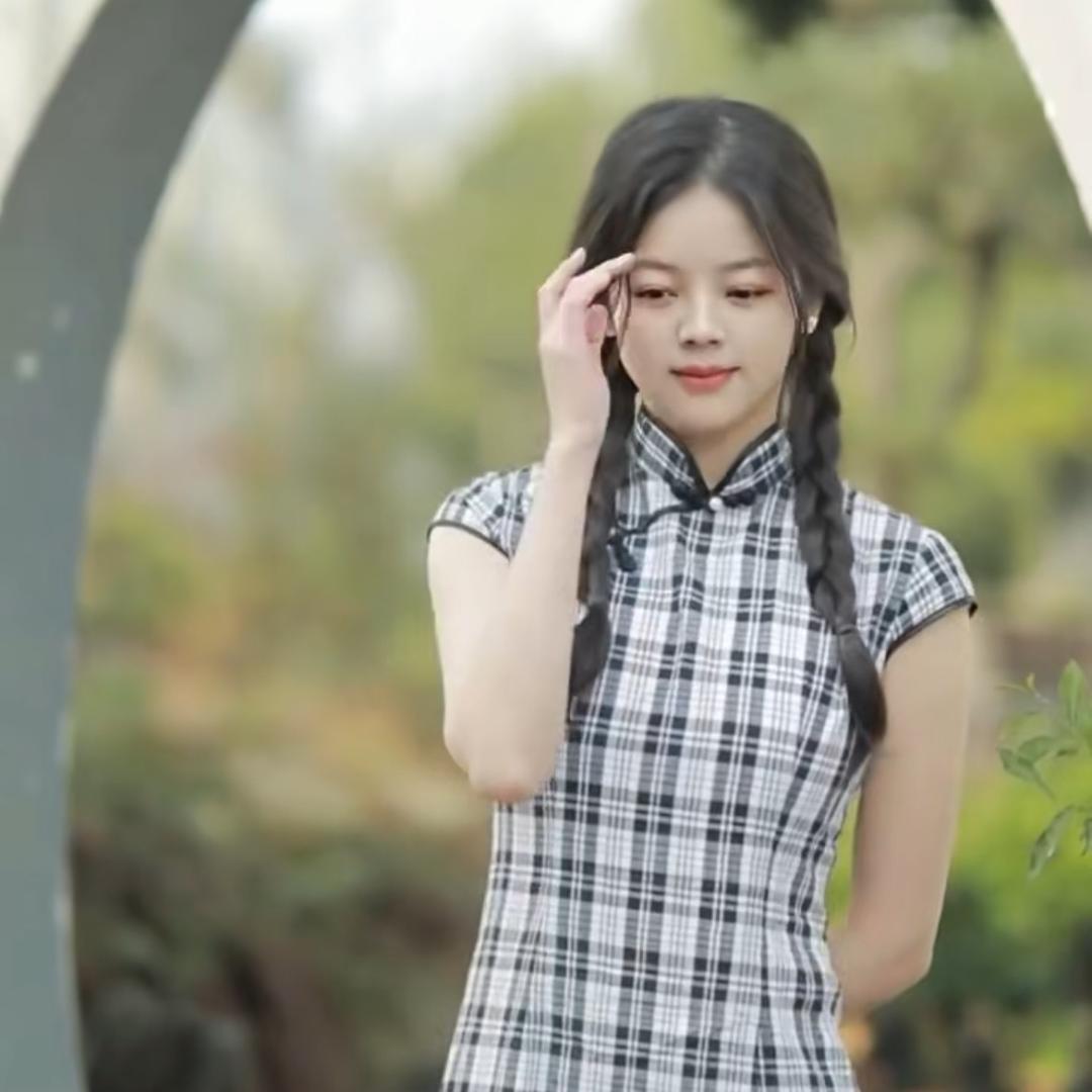 思南修手机的小姐姐