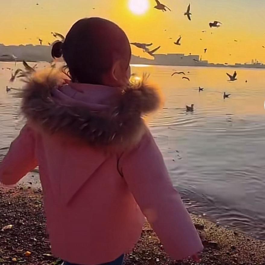 美女喜欢喝柠檬茶