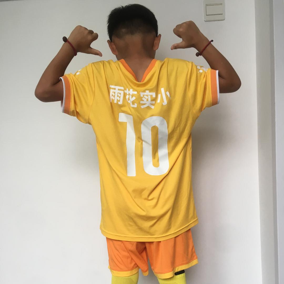 打篮球的爸爸陪儿子踢足球