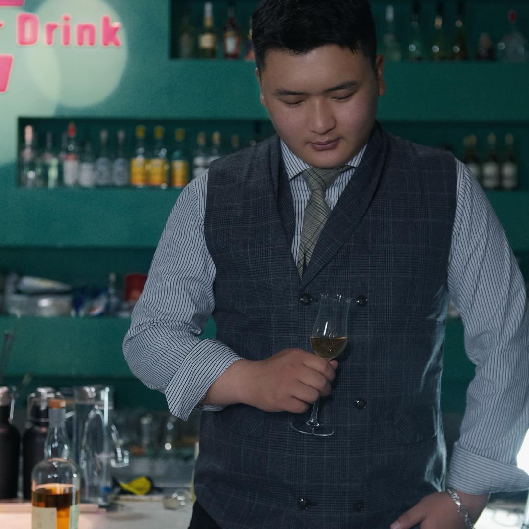 嘎松次仁不会调酒