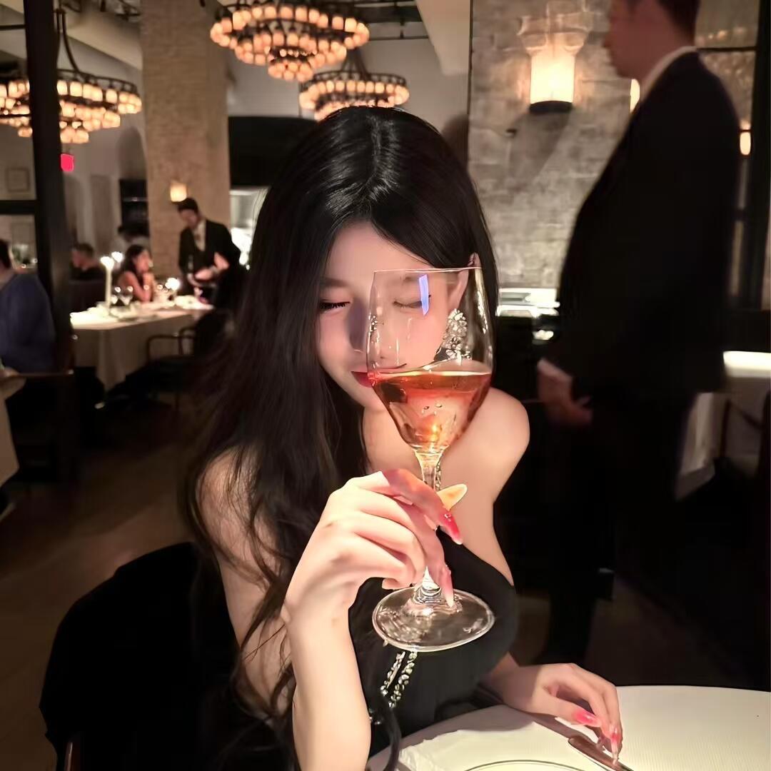 👸