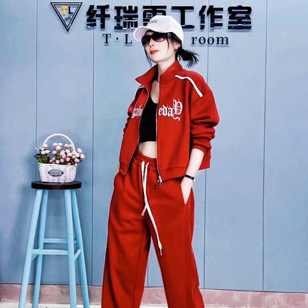 胡桃纤瑞雪舞服工厂店