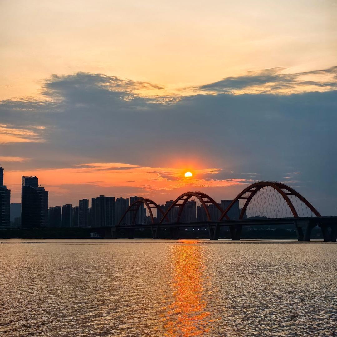 沉默着