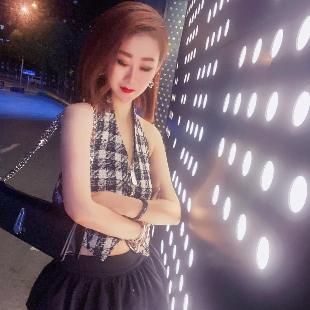 小蹦豆（小燚烧烤火锅老板娘）