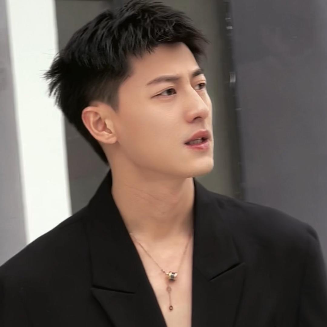 王 明