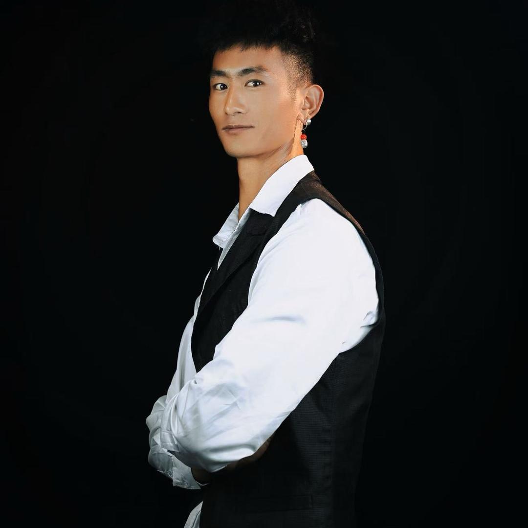 『阿迪八斤』彝文传承人