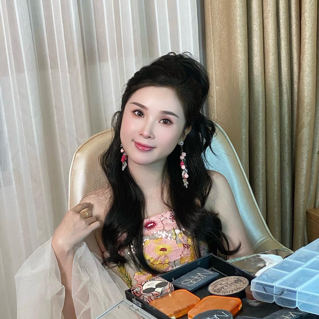 钞票很多“张”女士