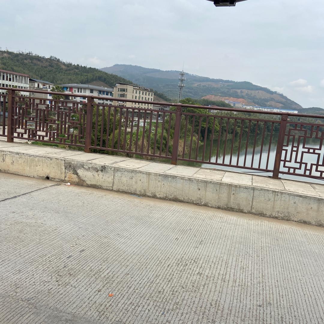 四季薄利服装店