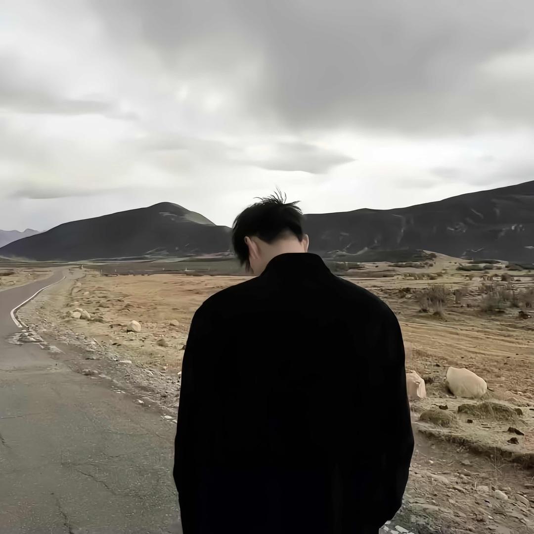 牙齿焦黄、冒充内行。