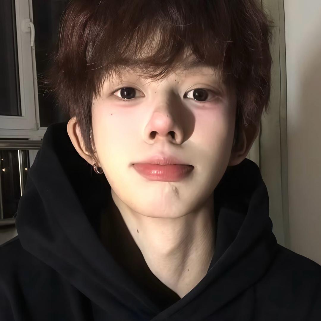 半夜饿醒啃舍友脚皮