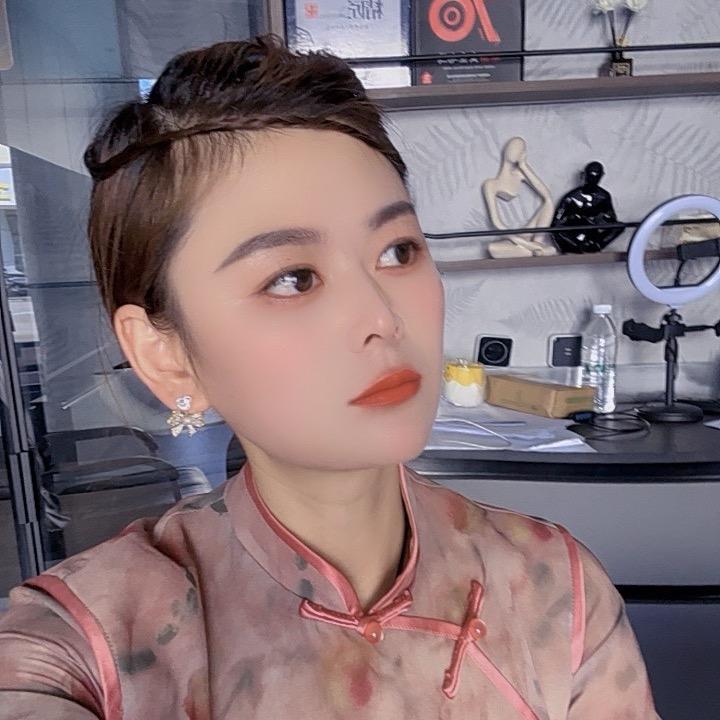 90后摆摊小姐姐