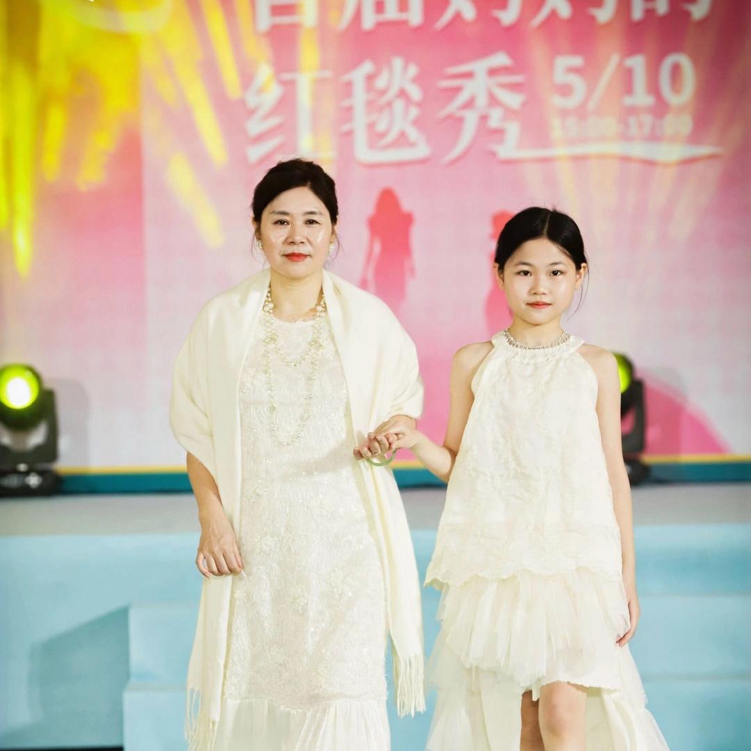 杨可可和可妈（Ai玩具展会10月15日）@抖音